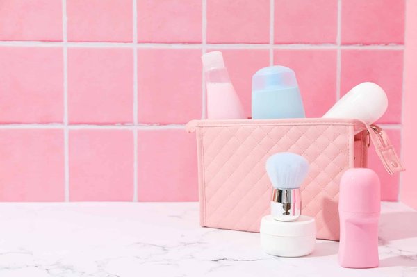 Comment choisir sa trousse de toilette pour un voyage en avion ?